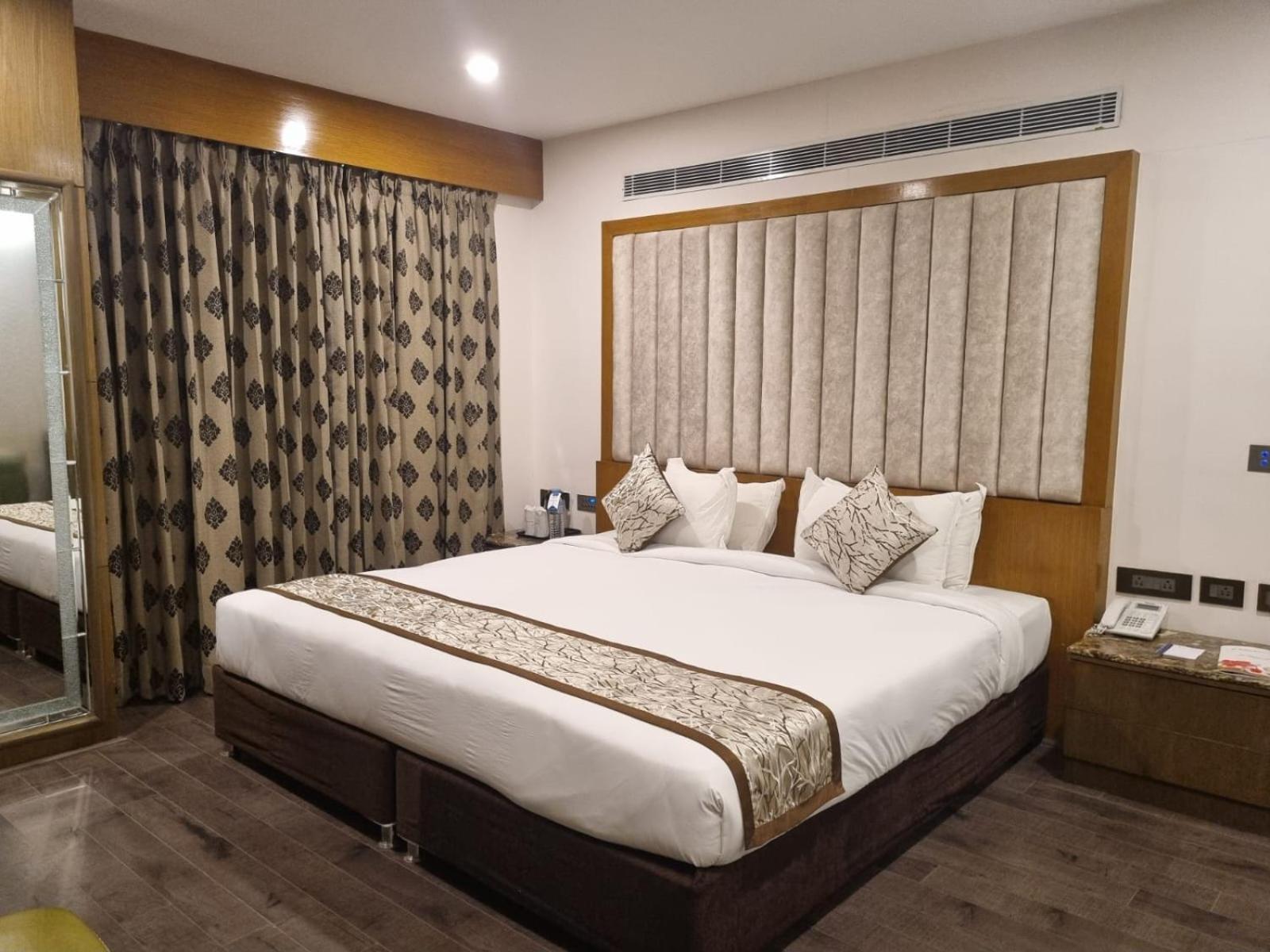 Hotel Benzz Park Ченнаї Екстер'єр фото