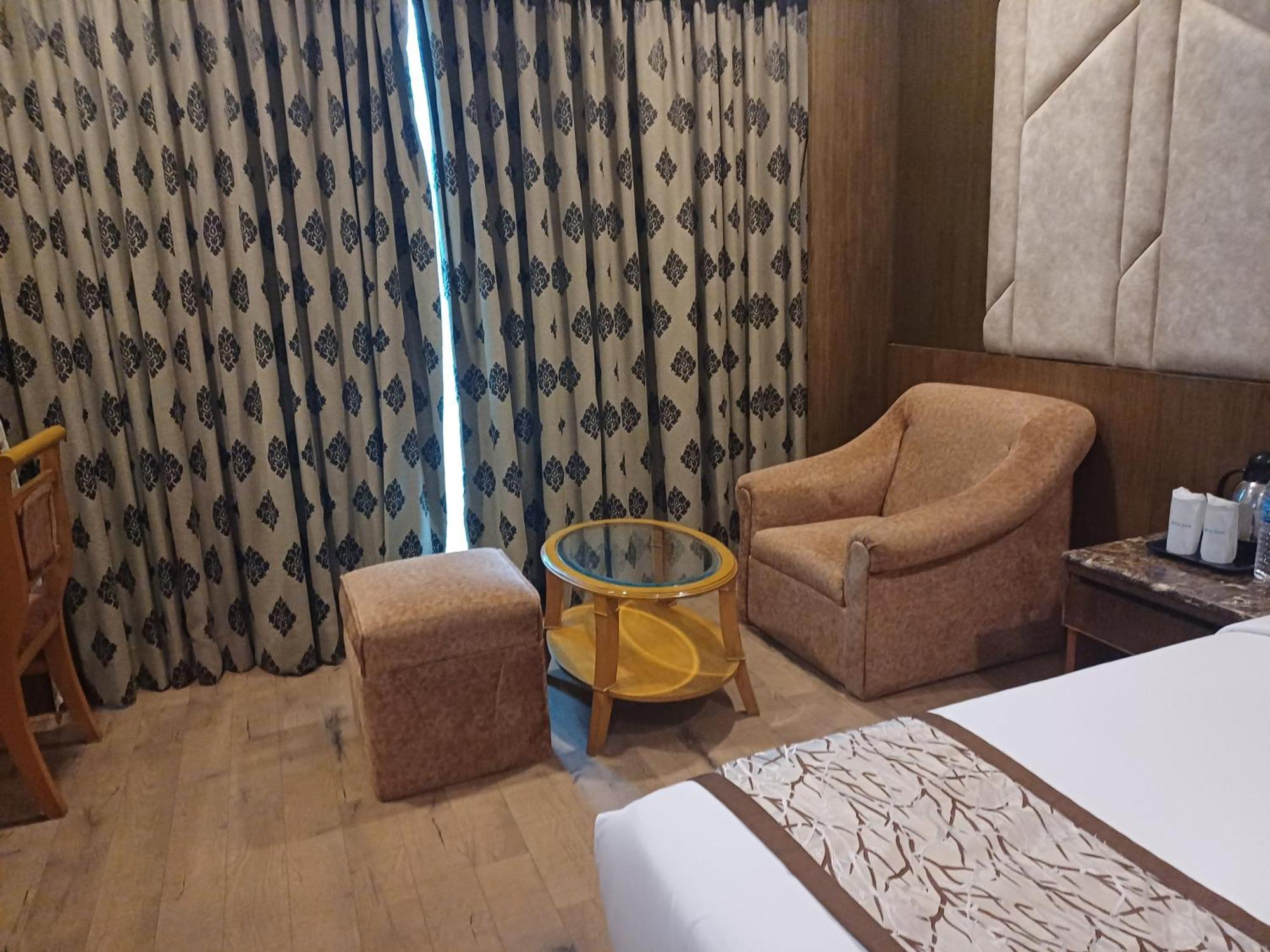 Hotel Benzz Park Ченнаї Екстер'єр фото