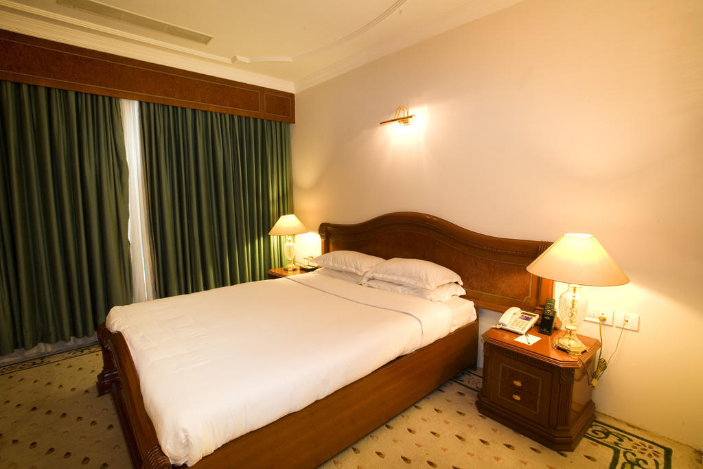 Hotel Benzz Park Ченнаї Номер фото